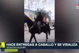 Sebastián Guzmán entregó pedidos a caballo en Juárez
