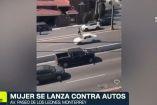 Joven se arroja contra un auto en Monterrey 