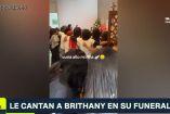 Amigas de joven fallecida la despiden cantando