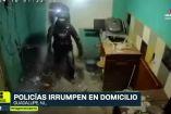 Policías destrozan la pared de una casa en Guadalupe 