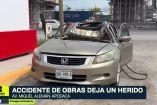 Estructura destroza automóvil en obras en Apodaca