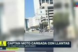 Captan a motociclista con 5 llantas en Monterrey