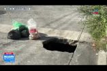 Vecinos y automovilistas alertan sobre la presencia de un socavón de considerables dimensiones debajo del cruce de la calle Montes Marcianos y Nudo de Zempoaltepec, en #Guadalajara.