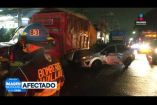 Un aparatoso choque se registró alrededor de las 3:00 de la mañana sobre la Av. del Mercado y Calle 10, en las inmediaciones del Mercado de Abastos de #Guadalajara, donde un vehículo de carga terminó aplastando a un automóvil particular.