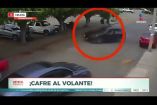 Así fue como esta mujer chocó con tres vehículos y casi atropella a las personas que se encontraban a su alrededor al momento de arrancar su automóvil.