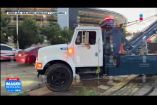 Una camioneta cayó a un barranco de aproximadamente cuatro a cinco metros de profundidad en el cruce de las avenidas Central Guillermo González Camarena y Servidor Público, en la zona de Valle Real en #Zapopan.