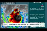 El #HuracánSimón se debilitó a categoría 2 mientras se localiza a 95 kilómetros de Cabo Corrientes, #Jalisco. En #PuertoVallarta, el servicio de transporte público reanudó sus rutas este lunes; no obstante, las clases, las actividades comerciales y turísticas, así como las operaciones del Aeropuerto Internacional permanecen suspendidas hasta el martes 13 de octubre.