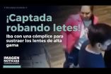Un video de seguridad de una óptica de lujo en una plaza comercial de la ZMG exhibió a una mujer sustrayendo un par de lentes. Las imágenes muestran cómo un acompañante distrae al empleado mientras la joven toma el producto, maniobra que quedó grabada por las cámaras del local.

#NoticiasImagen

Síguenos en nuestras redes:

Instagram: https://www.instagram.com/imagentvgdl/
TikTok: https://www.tiktok.com/@imagennoticias
Twitter: https://twitter.com/ImagenTVGDL
Facebook: https://www.facebook.com/ImagenTVGDL/
Visita nuestro sitio Web: https://www.imagentv.com/guadalajara

Mantente siempre informado con las noticias sobre los acontecimientos más importantes a nivel nacional con Carolina Martínez.

¡Déjanos tus comentarios, da like, comparte y suscríbete!