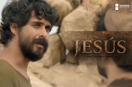 Cuando los discípulos de Juan el Bautista llegan para preguntarle si Él es el esperado, Jesús les pide que cuenten todo lo que han visto y oído: los enfermos sanan, los ciegos ven y los muertos resucitan.