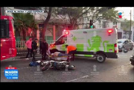 Un motociclista de aproximadamente 40 años resultó gravemente herido tras impactarse contra la parte trasera de una unidad del transporte público sobre la Av. Patria, al cruce con Lagos Superiores, en la Col. Lagos del Country.

#NoticiasImagen

Síguenos en nuestras redes:

Instagram: https://www.instagram.com/imagentvgdl/
TikTok: https://www.tiktok.com/@imagennoticias
Twitter: https://twitter.com/ImagenTVGDL
Facebook: https://www.facebook.com/ImagenTVGDL/
Visita nuestro sitio Web: https://www.imagentv.com/guadalajara

Mantente siempre informado con las noticias sobre los acontecimientos más importantes a nivel nacional con Erick Breguer.

¡Déjanos tus comentarios, da like, comparte y suscríbete!