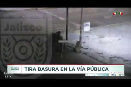 Un hombre fue detenido en la Col. Blanco y Cuéllar de #Guadalajara luego de ser detectado por cámaras del Escudo Urbano #C5 mientras arrojaba ramas y escombros desde un diablito en la vía pública.

#NoticiasImagen

Síguenos en nuestras redes:

Instagram: https://www.instagram.com/imagentvgdl/
TikTok: https://www.tiktok.com/@imagennoticias
Twitter: https://twitter.com/ImagenTVGDL
Facebook: https://www.facebook.com/ImagenTVGDL/
Visita nuestro sitio Web: https://www.imagentv.com/guadalajara

Mantente siempre informado con las noticias sobre los acontecimientos más importantes a nivel nacional con Carolina Martínez.

¡Déjanos tus comentarios, da like, comparte y suscríbete!