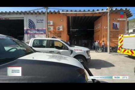 Un operario de aproximadamente 30 años sufrió lesiones de gravedad durante un accidente laboral en una fábrica de pegazulejos ubicada sobre Ejido del Colli y Zinapecuaro, en la Col. Glorias del Colli, #Zapopan.

#NoticiasImagen

Síguenos en nuestras redes:

Instagram: https://www.instagram.com/imagentvgdl/
TikTok: https://www.tiktok.com/@imagennoticias
Twitter: https://twitter.com/ImagenTVGDL
Facebook: https://www.facebook.com/ImagenTVGDL/
Visita nuestro sitio Web: https://www.imagentv.com/guadalajara

Mantente siempre informado con las noticias sobre los acontecimientos más importantes a nivel nacional con Carolina Martínez.

¡Déjanos tus comentarios, da like, comparte y suscríbete!