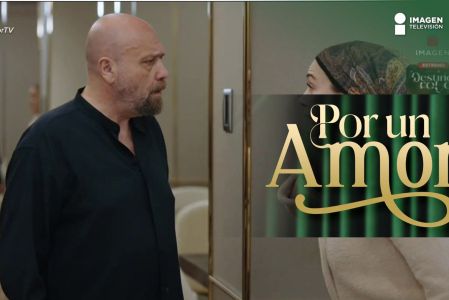 La tensión se apodera de la familia ante la revelación de un secreto impactante. Los Unal se enfrentan a un torbellino de emociones y decisiones difíciles que amenazan con fracturar el hogar. ¿Podrán superar las mentiras y el resentimiento para reconstruir la confianza perdida?<br /><br />Mientras tanto, algunos buscan redención y una nueva oportunidad en la vida. Un posible trabajo como profesor de estudios religiosos podría ser la luz al final del túnel, pero los desafíos del pasado persisten. Descubre las complejas relaciones y las dolorosas verdades que están sacudiendo los cimientos de esta familia.<br /><br />#PorUnAmor #SecretosFamiliares #DramaFamiliar