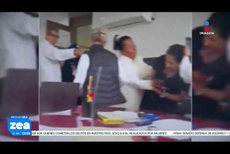 Un video enviado en exclusiva a #ImagenNoticias muestra una pelea entre trabajadores del Hospital General Xoco en la CDMX. El conflicto inició presuntamente luego de que una trabajadora le arrojara café caliente a una enfermera.