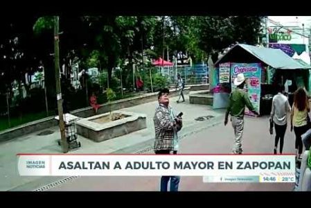 Cámaras de seguridad captaron el modus operandi de una pareja de delincuentes que ataca a adultos mayores en la plaza principal de #Tesistán, en #Zapopan. De acuerdo con las imágenes difundidas, uno de los implicados arroja disimuladamente una sustancia sobre las prendas de la víctima, mientras su cómplice se aproxima para alertarle del supuesto incidente y ofrecerle ayuda.

#NoticiasImagen

Síguenos en nuestras redes:

Instagram: https://www.instagram.com/imagentvgdl/
TikTok: https://www.tiktok.com/@imagennoticias
Twitter: https://twitter.com/ImagenTVGDL
Facebook: https://www.facebook.com/ImagenTVGDL/
Visita nuestro sitio Web: https://www.imagentv.com/guadalajara

Mantente siempre informado con las noticias sobre los acontecimientos más importantes a nivel nacional con Carolina Martínez.

¡Déjanos tus comentarios, da like, comparte y suscríbete!