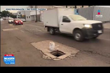 Vecinos y automovilistas reportaron un registro de agua y alcantarillado sin tapa metálica ubicado a mitad de la calzada sobre Prolongación Pino Suárez, entre el Periférico Norte y el Bulevar del Rodeo, en la Col. El Vigía de #Zapopan.