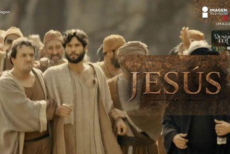 En medio de intrigas palaciegas y agitadas posadas, ¿logrará Jesús escapar de un destino inminente? Descubre cómo un mendigo ciego y un amigo enfermo se ven envueltos en un plan audaz para infiltrarse en un lugar inesperado, mientras un amor prohibido se enfrenta a la dura realidad de las tradiciones familiares.<br /><br />¿Podrá Juan conquistar el corazón de Gabriela a pesar de la oposición de su abuela y su padre? Mientras tanto, la ciudad bulle con la expectación de un gran espectáculo, pero las tensiones entre el pueblo judío y las autoridades romanas se intensifican. En medio de todo, un milagro de sanación desata el pánico y la desconfianza.<br /><br />No te pierdas este drama lleno de giros inesperados, donde el amor, la fe y la intriga se entrelazan. Las decisiones tomadas hoy resonarán en el futuro, ¿podrán los protagonistas superar los obstáculos que se interponen en su camino?<br /><br />#JesusTheSeries #IntrigaYAmor