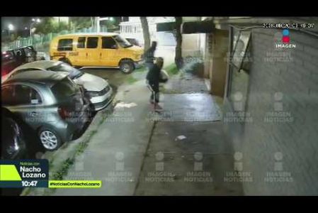 Lo que inició como una fiesta de cumpleaños en la azotea se convirtió en una riña que terminó con el incendio de la fachada de 4 viviendas y un vehículo en la alcaldía Gustavo A. Madero, en la CDMX. Esta es la historia: 

#NoticiasConNachoLozano
#NoticiasImagen 

¡Como nadie en la noche! #ImagenNoticias con Nacho Lozano de lunes a viernes a las 10:30 pm en el 3.1 #ImagenTelevisión. 

Visita nuestro sitio Web: http://bit.ly/2nT2Wz5 

Síguenos en nuestras redes: 
Instagram: @imagentvnoticias 
Tiktok: @imagennoticias 
X: @ImagenNoticias_ 
Facebook: https://www.facebook.com/ImagenTVNoticias/ 

Aquí encontrarás la mejor información nacional e internacional de Imagen Noticias con Francisco Zea, Paola Rojas, Crystal Mendivil y Nacho Lozano.