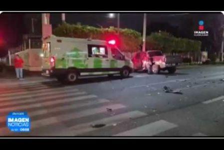 Un aparatoso accidente vial se registró antes de las 4:00 horas de este martes en el cruce de la Av. Juárez y Enrique Díaz de León, en el Centro de #Guadalajara. El choque frontal involucró a dos camionetas tipo pick-up cuyo impacto se originó al no respetar las luces del semáforo.