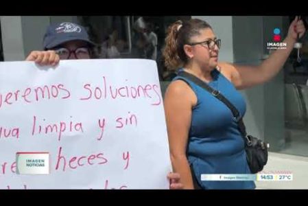 Habitantes de las colonias Santa Marta y El Pedregal, en el municipio de #Tonalá, se concentraron afuera de las oficinas centrales del #SIAPA para exigir una solución inmediata al desabasto y la pésima calidad del agua potable.

#NoticiasImagen

Síguenos en nuestras redes:

Instagram: https://www.instagram.com/imagentvgdl/
TikTok: https://www.tiktok.com/@imagennoticias
Twitter: https://twitter.com/ImagenTVGDL
Facebook: https://www.facebook.com/ImagenTVGDL/
Visita nuestro sitio Web: https://www.imagentv.com/guadalajara

Mantente siempre informado con las noticias sobre los acontecimientos más importantes a nivel nacional con Carolina Martínez.

¡Déjanos tus comentarios, da like, comparte y suscríbete!