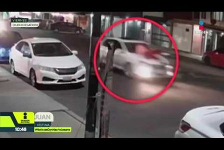 “Estuve como 8 o 10 minutos en el cofre agarrado”, Juan, a quien llamamos así por seguridad, recorrió casi dos kilómetros colgado del auto que minutos antes había chocado contra su camioneta en #Coyoacán, #CDMX. Esto fue lo que nos contó:  

#NoticiasConNachoLozano
#NoticiasImagen 

¡Como nadie en la noche! #ImagenNoticias con Nacho Lozano de lunes a viernes a las 10:30 pm en el 3.1 #ImagenTelevisión. 

Visita nuestro sitio Web: http://bit.ly/2nT2Wz5 

Síguenos en nuestras redes: 
Instagram: @imagentvnoticias 
Tiktok: @imagennoticias 
X: @ImagenNoticias_ 
Facebook: https://www.facebook.com/ImagenTVNoticias/ 

Aquí encontrarás la mejor información nacional e internacional de Imagen Noticias con Francisco Zea, Paola Rojas, Crystal Mendivil y Nacho Lozano.
