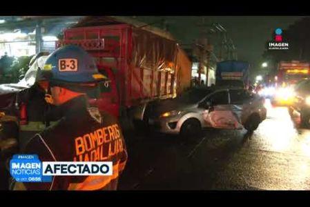 Un aparatoso choque se registró alrededor de las 3:00 de la mañana sobre la Av. del Mercado y Calle 10, en las inmediaciones del Mercado de Abastos de #Guadalajara, donde un vehículo de carga terminó aplastando a un automóvil particular.