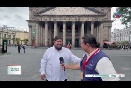 El tenor tapatío Ezequiel Ojeda continúa sorprendiendo a peatones y automovilistas en #Guadalajara mediante su proyecto "Ópera Ambulante", con el cual interpreta piezas líricas en el espacio público rompiendo la rutina cotidiana de la ciudad.

#NoticiasImagen

Síguenos en nuestras redes:

Instagram: https://www.instagram.com/imagentvgdl/
TikTok: https://www.tiktok.com/@imagennoticias
Twitter: https://twitter.com/ImagenTVGDL
Facebook: https://www.facebook.com/ImagenTVGDL/
Visita nuestro sitio Web: https://www.imagentv.com/guadalajara

Mantente siempre informado con las noticias sobre los acontecimientos más importantes a nivel nacional con Carolina Martínez.

¡Déjanos tus comentarios, da like, comparte y suscríbete!