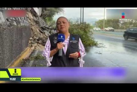 Mientras cubrían en vivo un accidente en Monterrey, un auto perdió el control y atropelló a la reportera Alma de la Rosa Flores y al camarógrafo Cristo Morales. Ambos fueron trasladados a un hospital.