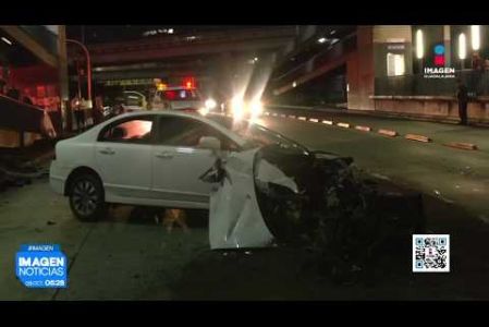 Un automóvil quedó completamente destrozado tras impactarse contra las vallas de protección en los carriles centrales de Periférico Sur, a la altura de avenida Colón. Sus dos pasajeros huyeron del lugar.