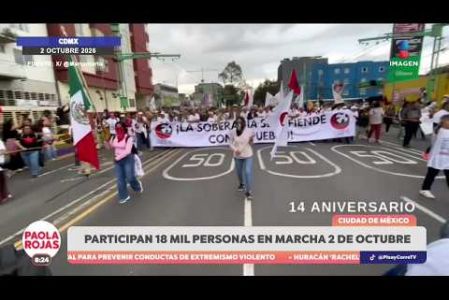 Cerca de 18 mil personas marcharon en la CDMX a 58 años de la matanza de Tlatelolco. Afuera de la estación del Metro Tlatelolco, elementos de la policía capitalina encapsularon a un grupo de jóvenes.