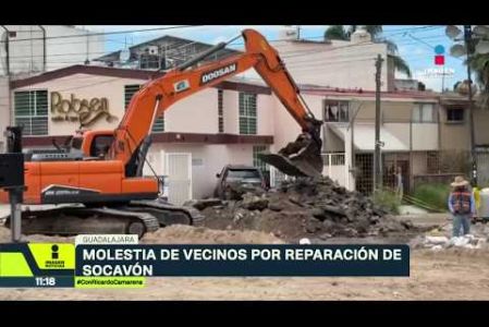 Las obras continúan en el mega socavón de avenida Enrique Díaz de León, pero también las molestias para vecinos de Jardines del Country. Denuncian malos olores, lodo, negocios cerrados y afectaciones viales.