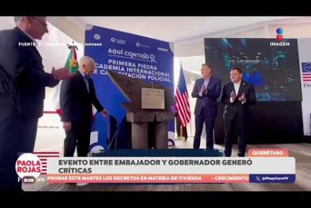El embajador de EUA y el gobernador de Querétaro colocaron la primera piedra de una academia policial. La presidenta Sheinbaum criticó la falta de trámites adecuados, pero el gobierno estatal aseguró haber cumplido con la norma.