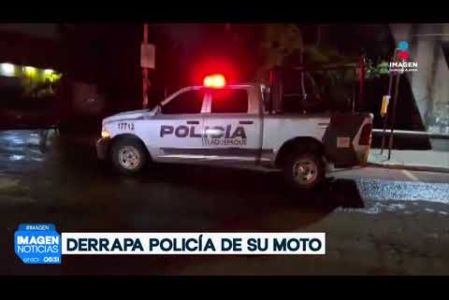 Un elemento activo de la Policía Municipal de #Guadalajara resultó con diversas lesiones tras sufrir una caída de su motocicleta sobre #PeriféricoSur al cruce con la Av. Cristóbal Colón.