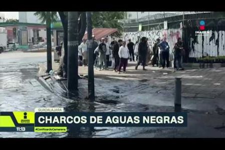 Agua pestilente permanece estancada en av. La Paz y Calzada Independencia, en la colonia Mexicaltzingo, Guadalajara. Usuarios evitan la parada para no recibir salpicaduras y piden revisar el drenaje.