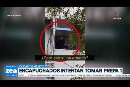 Así quedó grabada la riña dentro de la #Preparatoria1 de la #UNAM, donde encapuchados intentaron cerrarla para exigir mayor seguridad y cero tolerancia al acoso. Durante el intento de tomar el plantel hubo un forcejeo y el saldo fue de un herido. 

#NoticiasImagen #LoDijoZea #ImagenNoticias