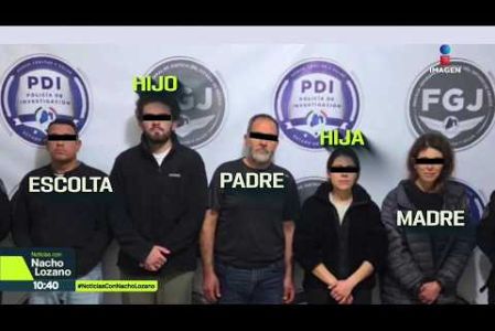 Una familia del #Edomex creó una sofisticada red criminal que clonaba con Inteligencia Artificial voces de políticos de alto nivel para extorsionar a funcionarios, servidores públicos y empresarios. Así operaban: 

#NoticiasConNachoLozano
#NoticiasImagen 

¡Como nadie en la noche! #ImagenNoticias con Nacho Lozano de lunes a viernes a las 10:30 pm en el 3.1 #ImagenTelevisión. 

Visita nuestro sitio Web: http://bit.ly/2nT2Wz5 

Síguenos en nuestras redes: 
Instagram: @imagentvnoticias 
Tiktok: @imagennoticias 
X: @ImagenNoticias_ 
Facebook: https://www.facebook.com/ImagenTVNoticias/ 

Aquí encontrarás la mejor información nacional e internacional de Imagen Noticias con Francisco Zea, Paola Rojas, Crystal Mendivil y Nacho Lozano.