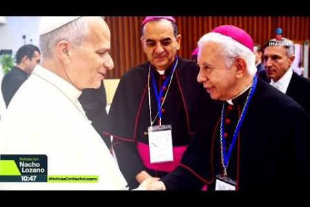 La Conferencia del Episcopado Mexicano entregó al papa León XIV el libro ‘Un nombre, mil voces’, dedicado a las personas #desaparecidas en #México y sus familias, con mil 200 fotos y 300 nombres. De esto trata la publicación del movimiento Diálogo Nacional por la Paz:

#NoticiasConNachoLozano
#NoticiasImagen 

¡Como nadie en la noche! #ImagenNoticias con Nacho Lozano de lunes a viernes a las 10:30 pm en el 3.1 #ImagenTelevisión. 

Visita nuestro sitio Web: http://bit.ly/2nT2Wz5 

Síguenos en nuestras redes: 
Instagram: @imagentvnoticias 
Tiktok: @imagennoticias 
X: @ImagenNoticias_ 
Facebook: https://www.facebook.com/ImagenTVNoticias/ 

Aquí encontrarás la mejor información nacional e internacional de Imagen Noticias con Francisco Zea, Paola Rojas, Crystal Mendivil y Nacho Lozano.