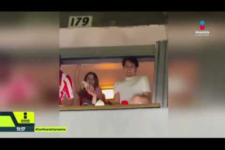Un video difundido en redes sociales exhibió la conducta de tres hombres y una mujer desde un palco del #EstadioJalisco durante la celebración del Clásico Tapatío entre #Chivas y #Atlas.

Síguenos en nuestras redes:

#NoticiasImagen

Instagram: https://www.instagram.com/imagentvgdl/
TikTok: https://www.tiktok.com/@imagennoticias
Twitter: https://twitter.com/ImagenTVGDL
Facebook: https://www.facebook.com/ImagenTVGDL/
Visita nuestro sitio Web: https://www.imagentv.com/guadalajara

Mantente siempre informado con las noticias sobre los acontecimientos más importantes a nivel nacional con Ricardo Camarena.

¡Déjanos tus comentarios, da like, comparte y suscríbete!