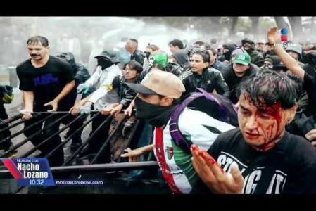 Golpes, pedradas, gas lacrimógeno y detenciones marcaron la marcha por agua limpia en #Guadalajara. Policías también lanzaron agua a presión contra manifestantes que exigen una solución a la crisis hídrica. 

¡Como nadie en la noche! #ImagenNoticias con Nacho Lozano de lunes a viernes a las 10:30 pm en el 3.1 #ImagenTelevisión. 

Visita nuestro sitio Web: http://bit.ly/2nT2Wz5 

Síguenos en nuestras redes: 
Instagram: @imagentvnoticias 
Tiktok: @imagennoticias 
X: @ImagenNoticias_ 
Facebook: https://www.facebook.com/ImagenTVNoticias/ 

Aquí encontrarás la mejor información nacional e internacional de Imagen Noticias con Francisco Zea, Paola Rojas, Crystal Mendivil y Nacho Lozano.
