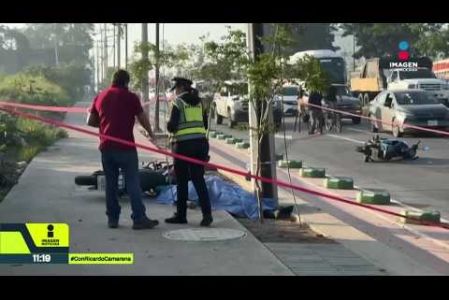 Un albañil de 53 años murió en un accidente de motocicleta tras colisionar con otro motociclista sobre la carretera a Chapala, cuando se dirigía a trabajar en una unidad recién adquirida. Salió proyectado y se estrelló contra un poste. Más tarde, su hermano pasó por el lugar y descubrió que él era la víctima.