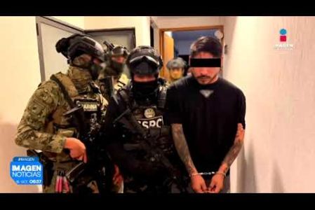 Elementos de las fuerzas federales capturaron en #Guadalajara a Iván "N", alias "El Cromo", presunto líder de una célula delictiva vinculada al Cártel Jalisco Nueva Generación (#CJNG).

#NoticiasImagen

Síguenos en nuestras redes:

Instagram: https://www.instagram.com/imagentvgdl/
TikTok: https://www.tiktok.com/@imagennoticias
Twitter: https://twitter.com/ImagenTVGDL
Facebook: https://www.facebook.com/ImagenTVGDL/
Visita nuestro sitio Web: https://www.imagentv.com/guadalajara

Mantente siempre informado con las noticias sobre los acontecimientos más importantes a nivel nacional con Erick Breguer.

¡Déjanos tus comentarios, da like, comparte y suscríbete!