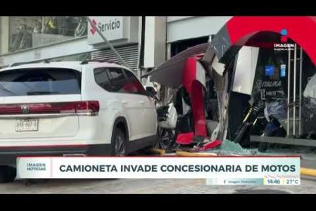 Un aparatoso percance ocurrió en la lateral de la Av. Vallarta, al cruce con la calle Fidias, en la Col. Vallarta Norte de #Guadalajara. Al parecer, el paso por un tope provocó que el conductor de una camioneta perdiera el control, saliera proyectado contra la fachada de una concesionaria de motocicletas y rompiera los ventanales de cristal.