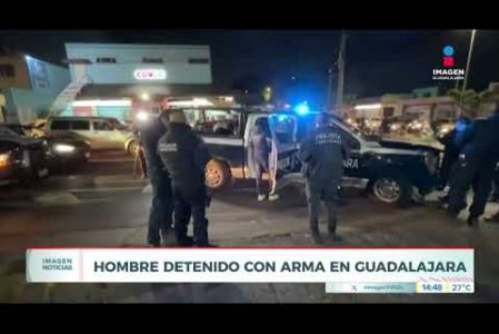 Un hombre identificado como Jorge "N", de 41 años, fue detenido por elementos del agrupamiento motorizado Gamas de la Comisaría de #Guadalajara mientras portaba un arma de fuego en la Col. Insurgentes.