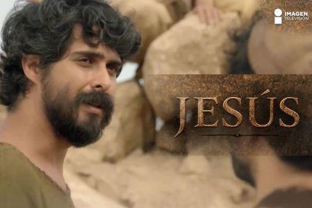 Cuando los discípulos de Juan el Bautista llegan para preguntarle si Él es el esperado, Jesús les pide que cuenten todo lo que han visto y oído: los enfermos sanan, los ciegos ven y los muertos resucitan.
