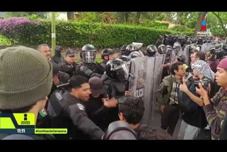 17 policías estatales son investigados por presuntamente excederse en el uso de la fuerza durante la protesta por el agua afuera de Casa Jalisco. La Secretaría de Seguridad reconoció fallas en los protocolos. Podrían recibir una amonestación o ser separados del cargo.