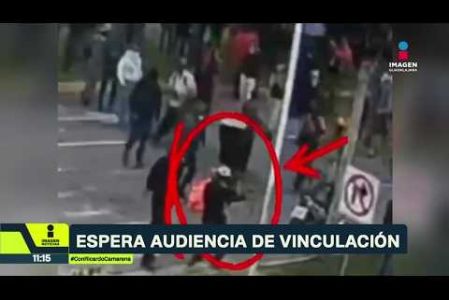 Samuel Morales, repartidor detenido durante la marcha por el agua en Guadalajara, quedó en libertad provisional. Videos muestran cómo policías lo someten y golpean; enfrenta un proceso por presuntas lesiones dolosas.