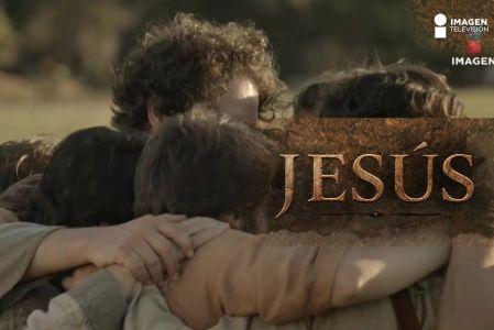 Un llamado divino, una prueba de fe y el nacimiento de una nueva hermandad. Descubre el momento crucial en que Jesús elige a sus doce apóstoles en este conmovedor episodio.<br /><br />Sigue la historia de sacrificio, duda y redención mientras los personajes enfrentan duras verdades sobre el amor, la familia y el destino. Desde profundas promesas hasta dolorosas despedidas, este relato explora la fortaleza del espíritu humano.<br /><br />Explora cómo la fe y la lealtad se forjan en los momentos más difíciles. Aprende sobre el poder transformador de la vocación y los desafíos que conlleva seguir un camino sagrado, revelando la fuerza que reside en la comunidad y la creencia compartida.<br /><br />#JesusYSusApostoles #FeYSacrificio #BibliaNarrada