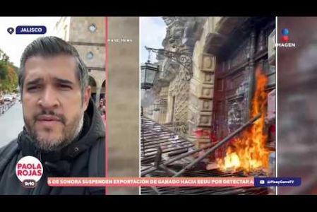 El Palacio de Gobierno de #Guadalajara registró daños luego de que personas encapuchadas incendiaran una de sus puertas durante una protesta por el agua. El inmueble amaneció con olor a quemado y grafitis.