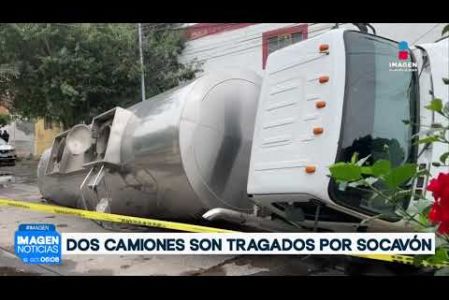 Dos hundimientos de gran tamaño sorprendieron a conductores de transporte pesado en #Guadalajara durante la mañana del sábado. El primer hecho ocurrió en Lomas del Gallo, en las calles José Hernández y Fernando Solís, donde un camión recolector de basura cayó hasta la mitad de su estructura. Casi a la par, una pipa de agua volcó al caer en un socavon de cuatro metros de profundidad en Lomas del Paradero.

#NoticiasImagen

Síguenos en nuestras redes:

Instagram: https://www.instagram.com/imagentvgdl/
TikTok: https://www.tiktok.com/@imagennoticias
Twitter: https://twitter.com/ImagenTVGDL
Facebook: https://www.facebook.com/ImagenTVGDL/
Visita nuestro sitio Web: https://www.imagentv.com/guadalajara

Mantente siempre informado con las noticias sobre los acontecimientos más importantes a nivel nacional con Erick Breguer.

¡Déjanos tus comentarios, da like, comparte y suscríbete!