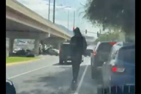 Graban a un hombre viajando imprudentemente sobre un scooter en San Pedro Garza García. 

No te pierdas Imagen Noticias Monterrey con Brenda Cavazos de lunes a viernes por Imagen Televisión Monterrey.

Síguenos en nuestras redes
Instagram: https://www.instagram.com/imagentvmonterrey/
Twitter: https://twitter.com/ImagenTVMTY
Facebook: https://www.facebook.com/ImagenTVMTY/

Mantente siempre informado con las noticias sobre los acontecimientos más importantes a nivel nacional con Claudia Ovalle y Brenda Cavazos.


¡Dale like y suscríbete!